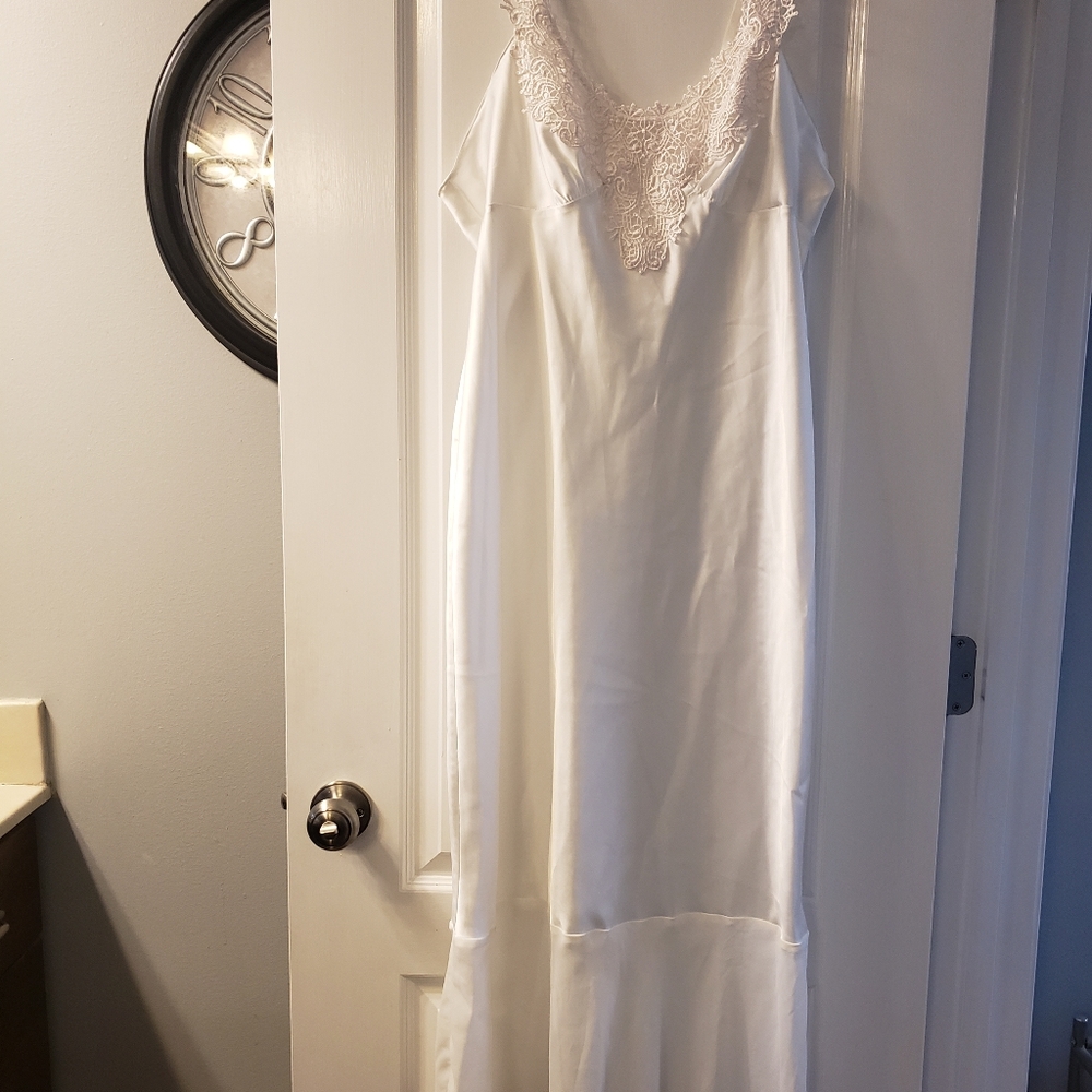 Linea Dontella gown size L
